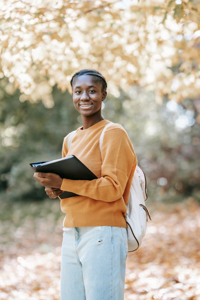 Apprenante souriante, cahiers à la main